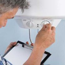 Expert plumber optimising a heating system